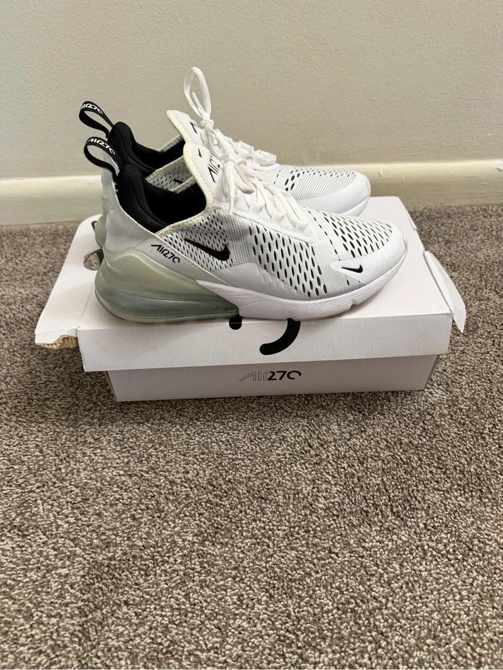 Nike Women’s White and Black Air 270 Size 9